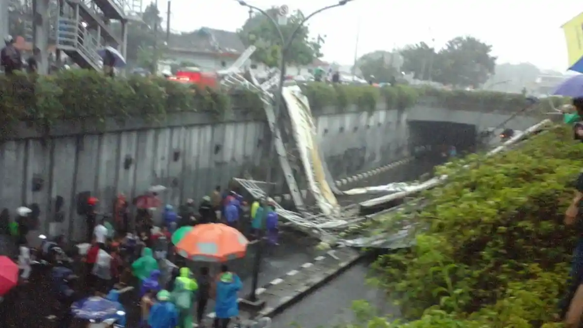 Berita - Jembatan Penyeberangan Orang di Pasar Minggu Ambruk, Hindari Lokasi Kejadian! 