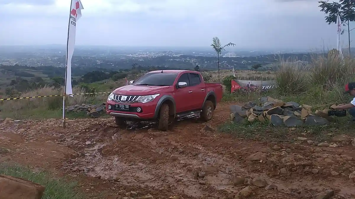 Berita - Mitsubishi Didik Pengguna Triton Lakukan Off Road
