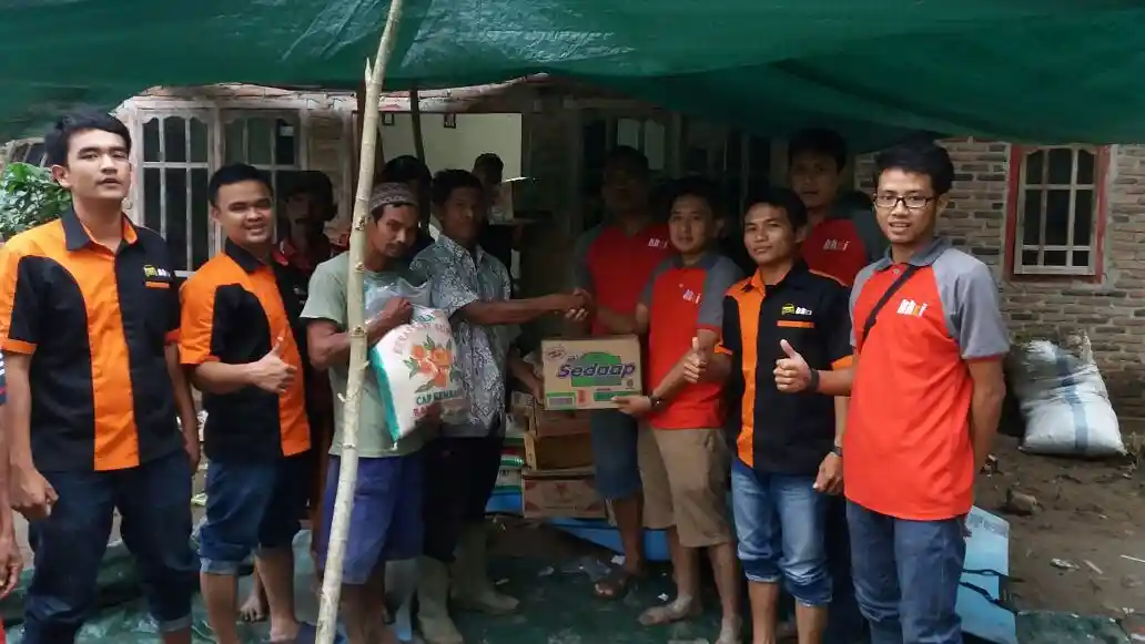 Foto - Kijang Kapsul Community Libas Lumpur Untuk Bantu Korban Banjir Di Lampung