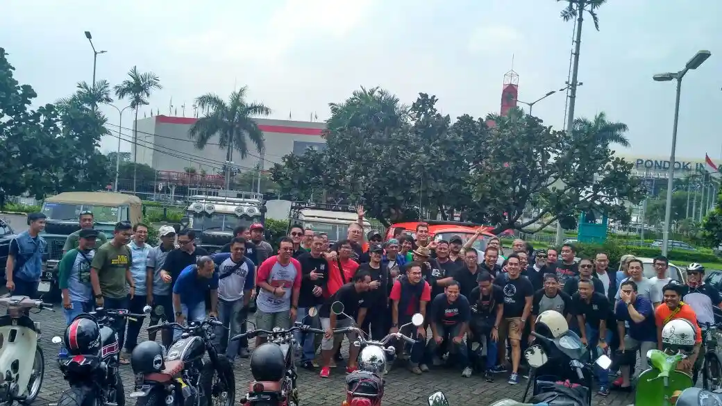 Foto - Komunitas Klasik Retro Rutin Kumpul Di Minggu Pagi 