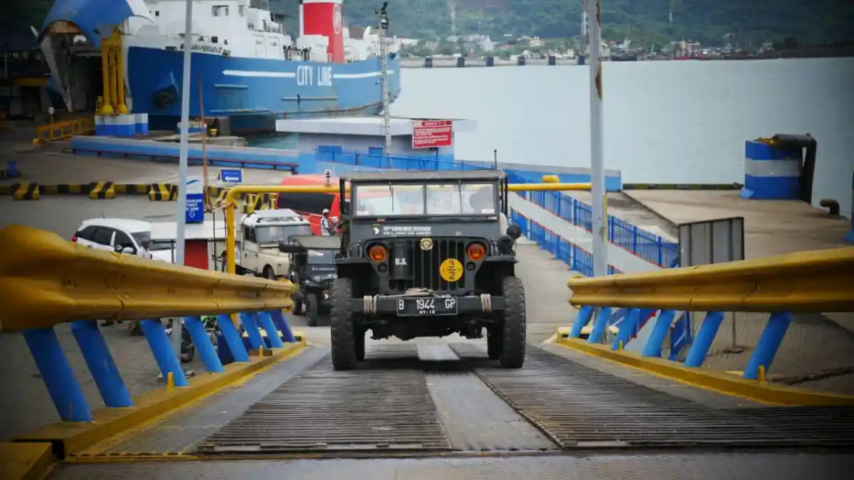 Foto - 40 Mobil Klasik Berangkat Ke Gunung Kerinci