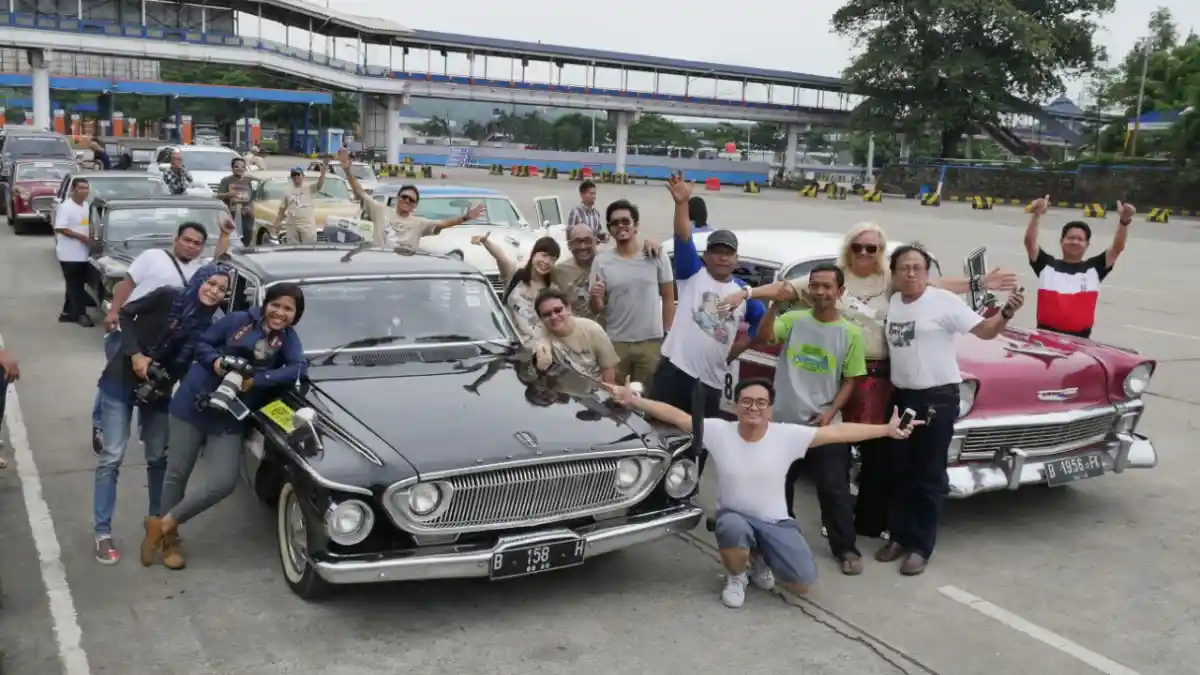 Foto - 40 Mobil Klasik Berangkat Ke Gunung Kerinci