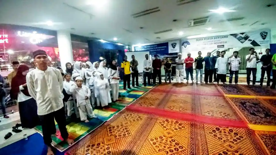 Foto - Proton Club Indonesia Ajak Anak-anak Yatim Piatu Buka Puasa Bersama APM