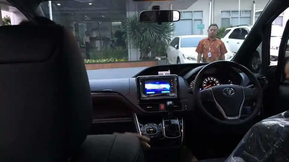 Foto - SPY SHOT: Toyota Voxy Sudah Ada di Dealer Jakarta (11 Foto)
