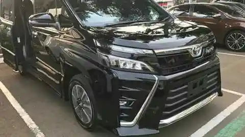 Berita - SPY SHOT: Toyota Voxy Sudah Ada di Dealer Jakarta (11 Foto)