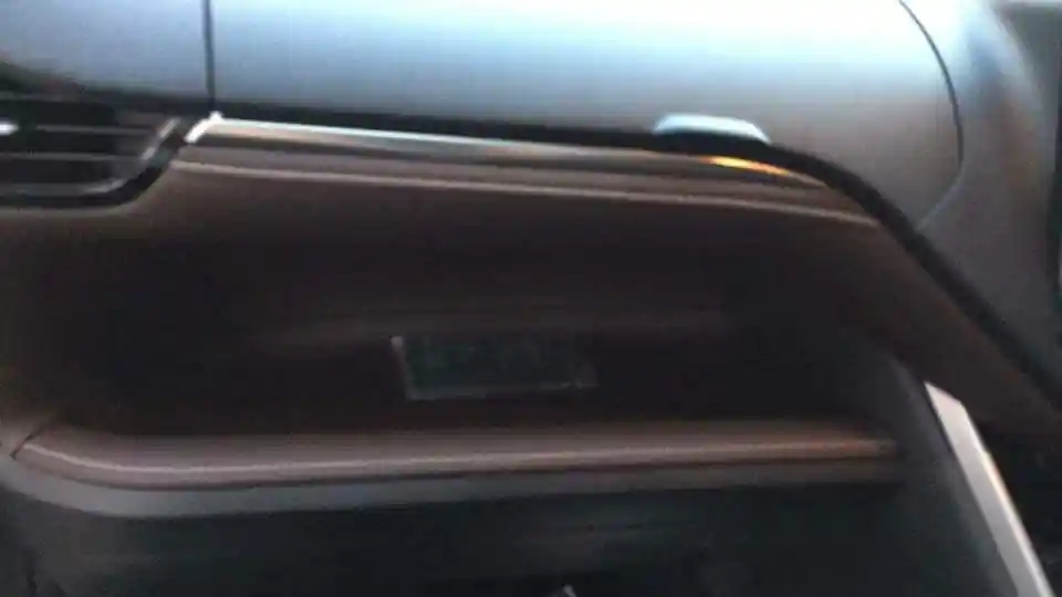 Foto - SPY SHOT: Toyota Voxy Sudah Ada di Dealer Jakarta (11 Foto)
