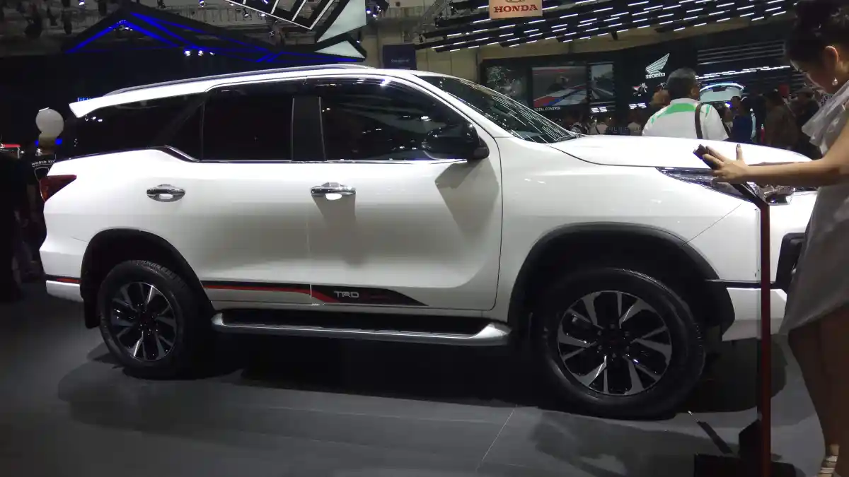 Foto - Cuci Gudang Fortuner Buatan 2018 Gratis Honda PCX