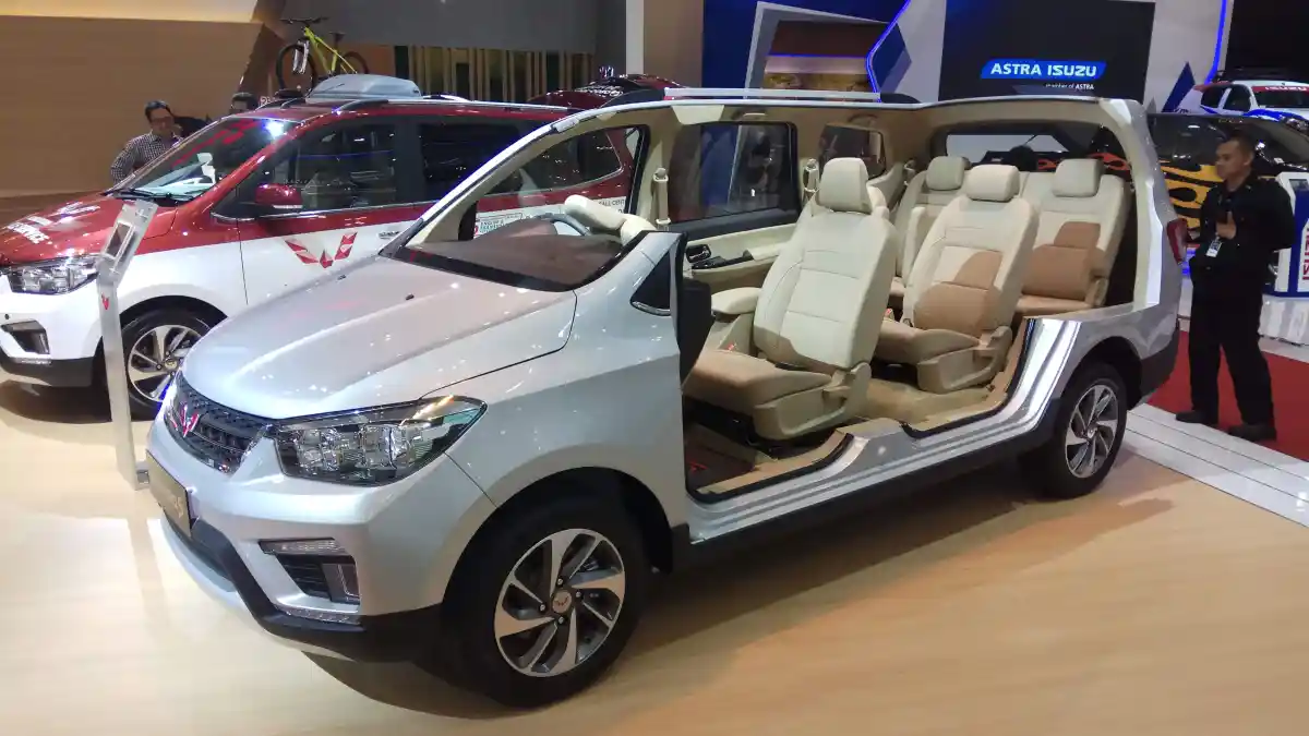 Foto - Wuling Confero dan Mitsubishi Xpander Dibelah, Seperti ini Jadinya