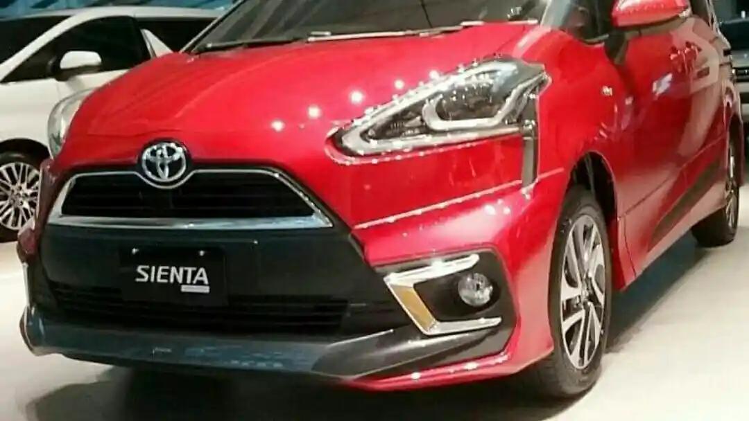 Foto - SPY SHOT: Toyota Sienta Facelift 2017 di Dealer