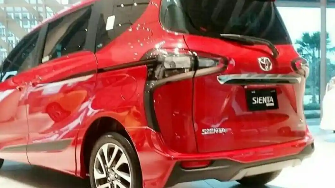 Foto - SPY SHOT: Toyota Sienta Facelift 2017 di Dealer
