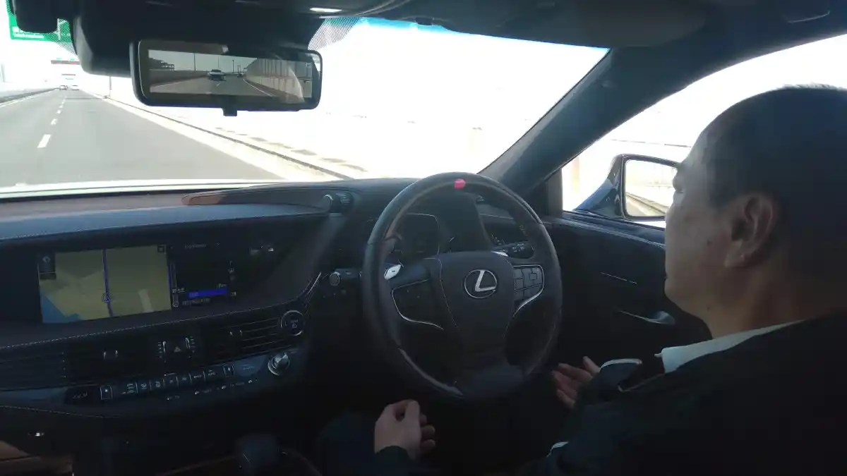 Foto - Mengenal Fitur 'Semi Autonomous' Milik Lexus 500h di Jepang