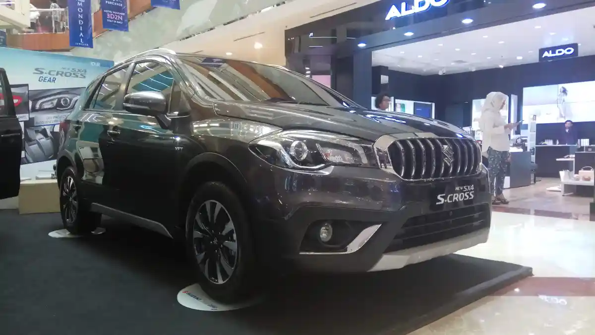 Berita - GALERI FOTO: Suzuki SX4 S-Cross Facelift 2017 (21 Foto)