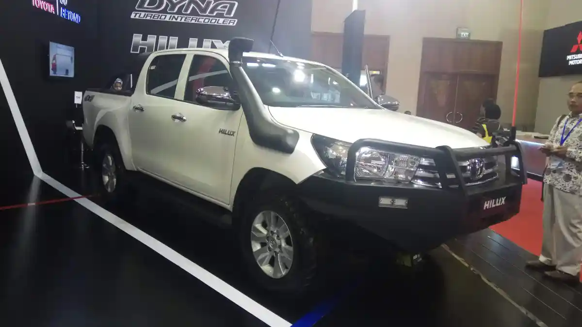 Foto - Toyota Hilux Siap Tugas Off Road Goda Konsumen