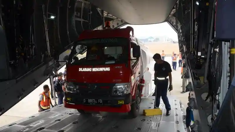 Foto - Truk BBM Pertamina Diterbangkan ke Palu Pakai Pesawat ini