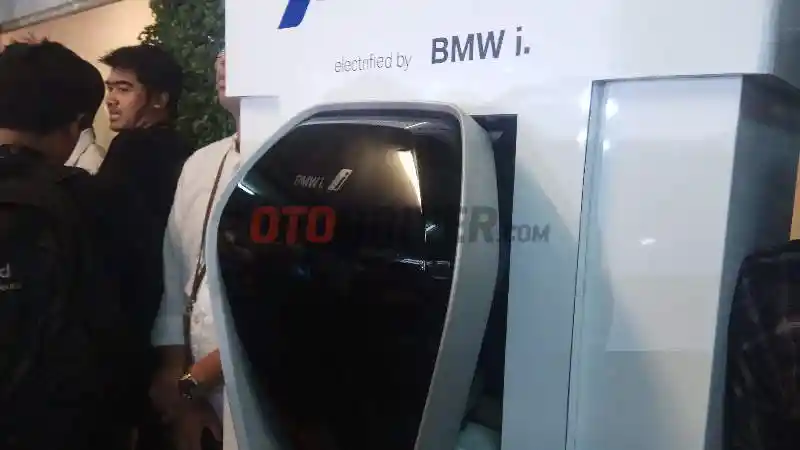 Foto - BMW Beri i Wallbox Plus di "SPBU" Mobil Listrik Jakarta