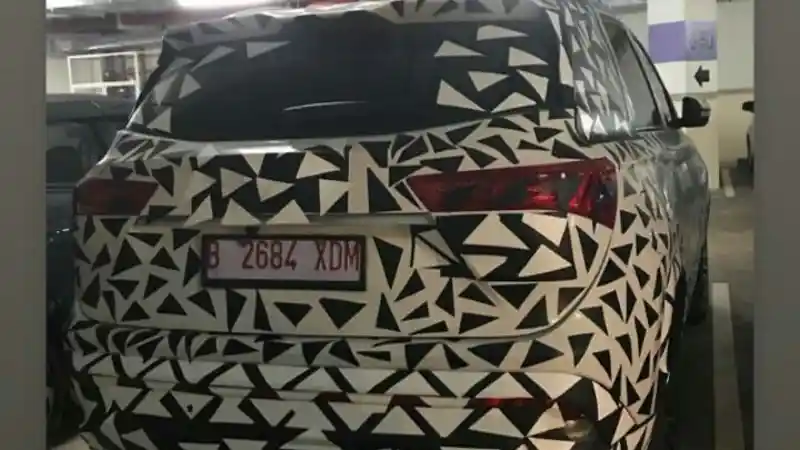 Foto - Almaz Terciduk Tanpa Kamuflase di Markas Wuling Cikarang