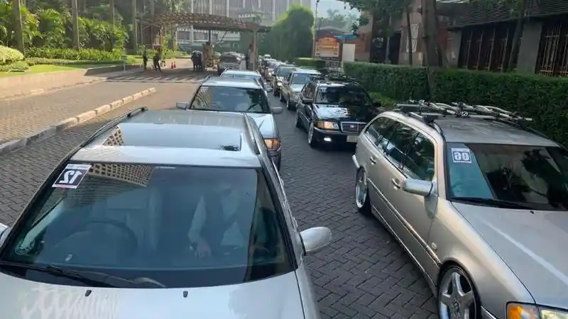 Berita - Puluhan Mercedes-Benz Station Wagon Banjiri Jakarta