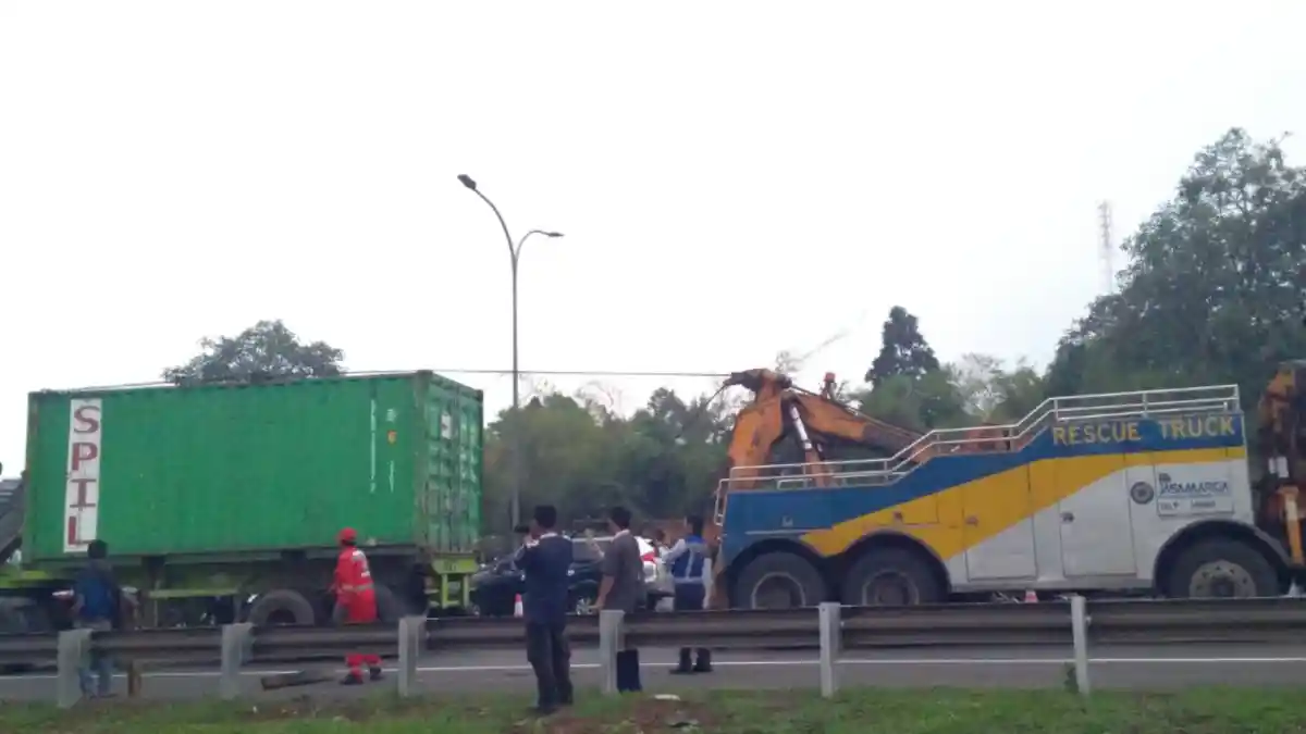 Foto - Proses Evakuasi Kecelakaan Truk di Jagorawi, Andalkan Si Komo