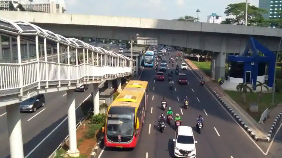 Berita - Ada Pekerjaan Terowongan Silaturahmi, Rute Transjakarta Dialihkan