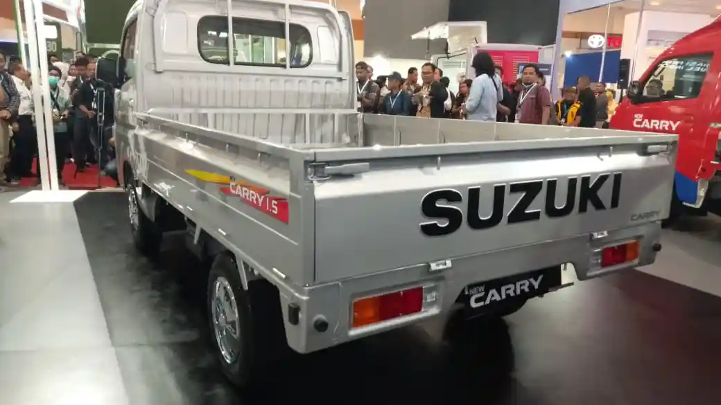 Foto - Suzuki Segarkan New Carry Dengan Tampilan Blink-Blink