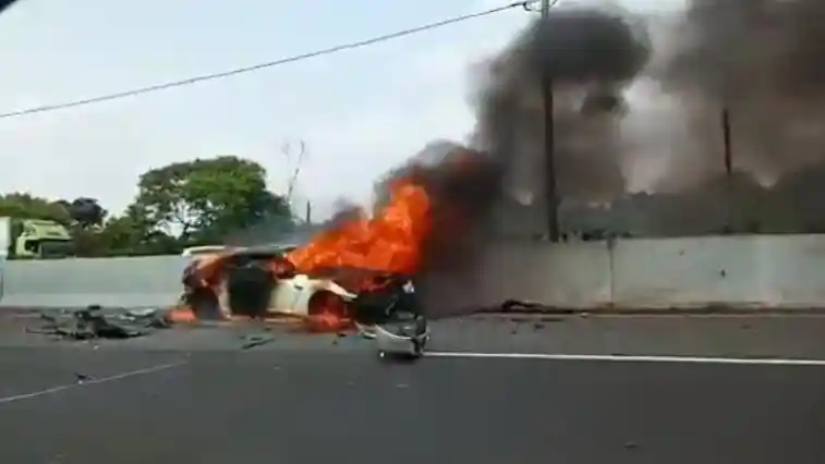 Berita - Sebuah Nissan GT-R R35 Ludes Terbakar di Tol Cibubur