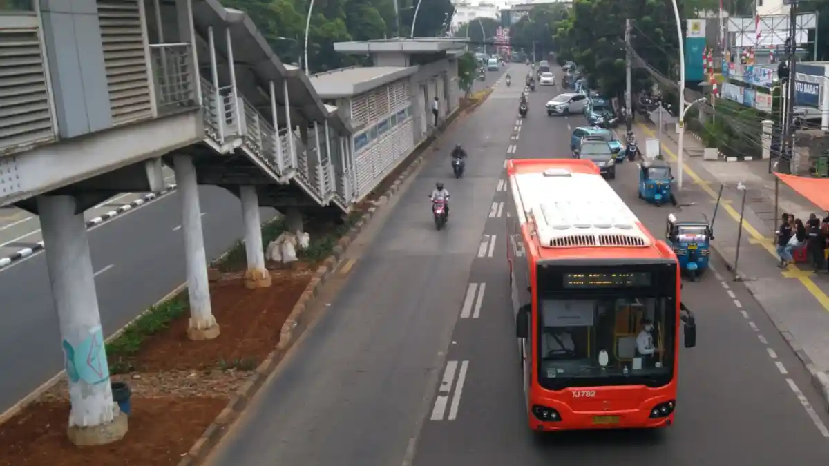 Berita - PSBB Total Jakarta, Transportasi Umum Terbatas, Logistik Dibolehkan