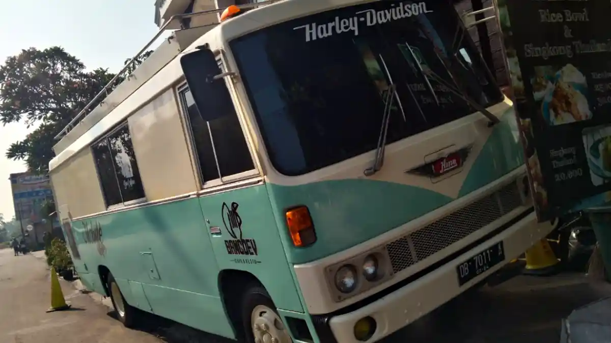 Bus - Begini Tampang Hino Rainbow AM 100 Kalau Dirombak Jadi Food Truck