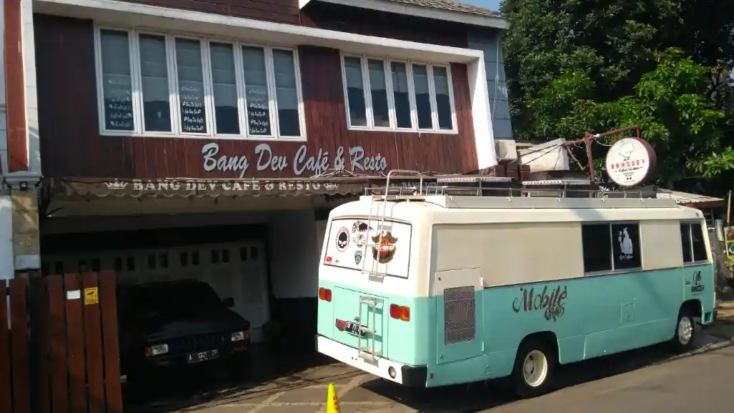 Foto - Begini Tampang Hino Rainbow AM 100 Kalau Dirombak Jadi Food Truck