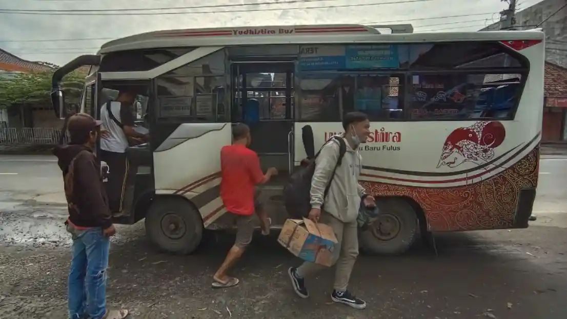 Foto - Mencicip Sensasi Bus Tuyul, Ongkosnya Tergantung Nego!