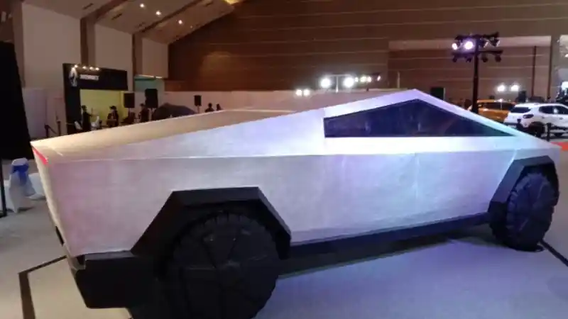 Foto - Tesla Cybertruck Bisa Dipesan, Harga Di Bawah Rp 2 Miliar