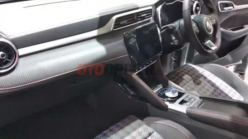 Foto - Kejutan Lagi! MG Luncurkan New MG ZS EV di GIIAS 2022