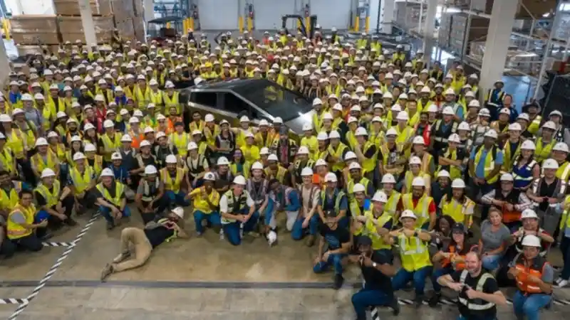 Foto - Permintaan Tinggi, Waktu Tunggu Tesla Cybertruck Hingga Lima Tahun