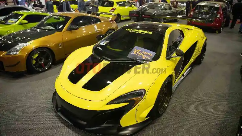 Foto - Puluhan Mobil Modifikasi Rebut Perhatian Pengunjung IMX