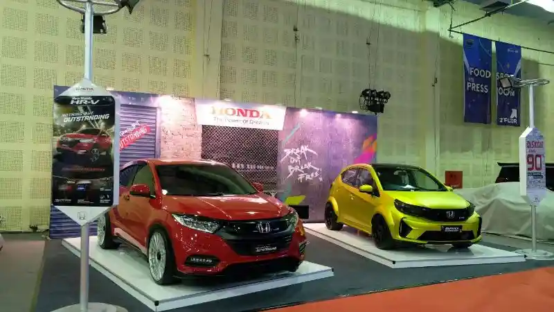 Foto - Puluhan Mobil Modifikasi Rebut Perhatian Pengunjung IMX