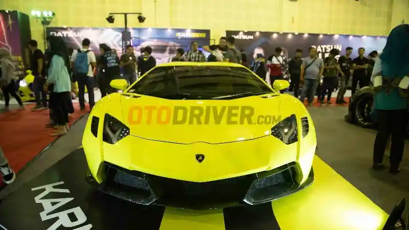 Foto - Puluhan Mobil Modifikasi Rebut Perhatian Pengunjung IMX