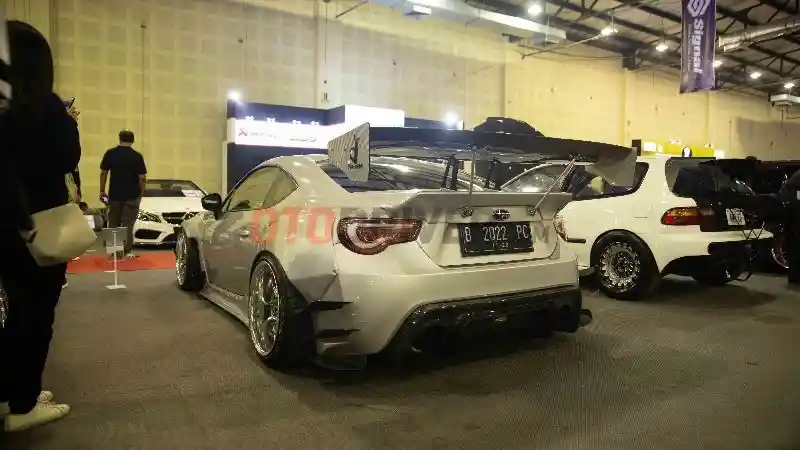 Foto - Puluhan Mobil Modifikasi Rebut Perhatian Pengunjung IMX