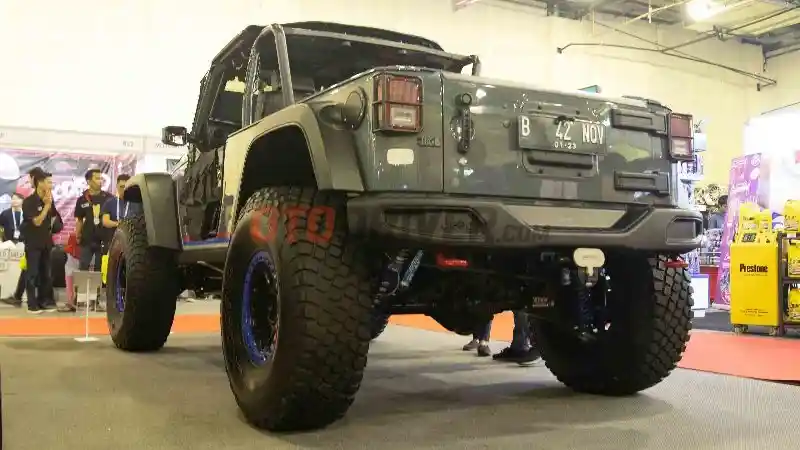 Foto - Puluhan Mobil Modifikasi Rebut Perhatian Pengunjung IMX