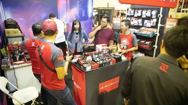 Foto - Puluhan Mobil Modifikasi Rebut Perhatian Pengunjung IMX