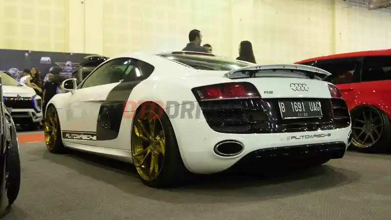 Foto - Puluhan Mobil Modifikasi Rebut Perhatian Pengunjung IMX