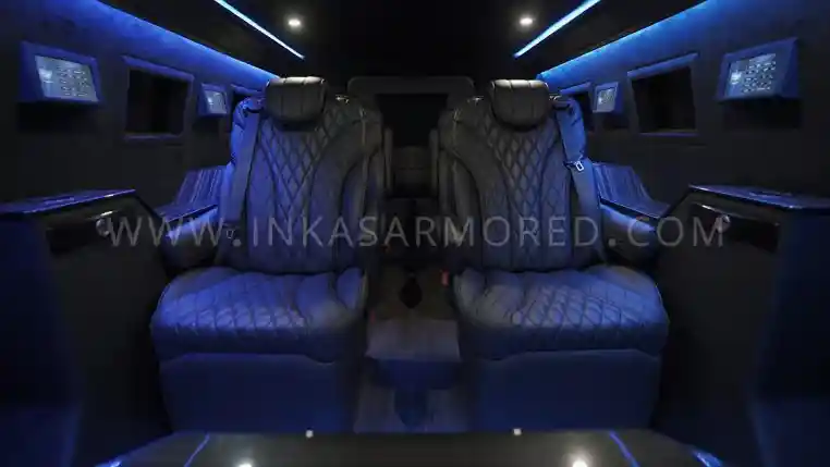 Foto - Di Luar Sangar Dalamnya Segar