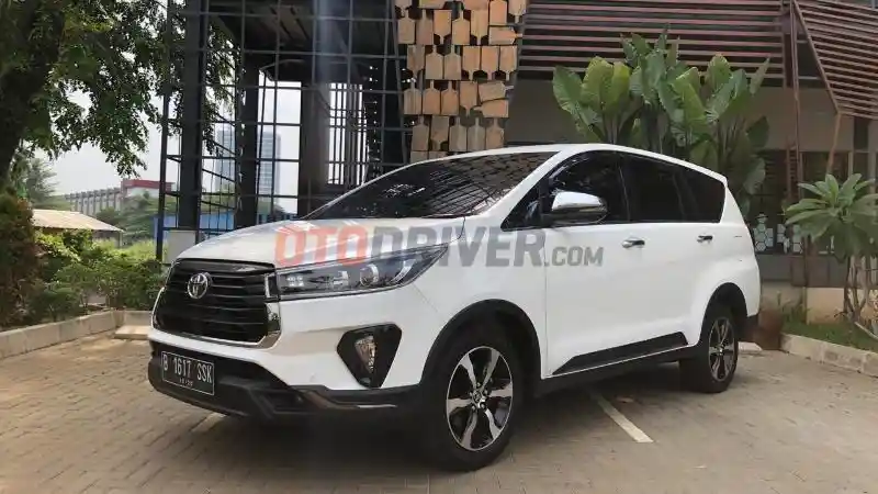 Foto - Membandingkan Spesifikasi Mesin KIA Carens Dengan Toyota Innova