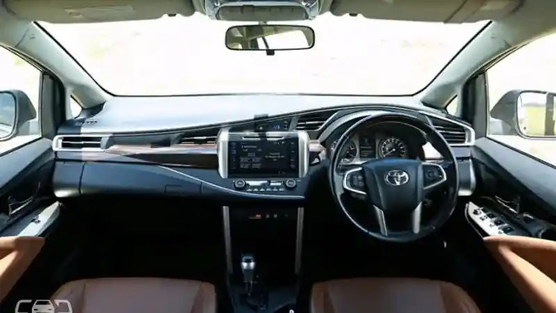 Foto - Komparasi Spek Kia Carnival VS Toyota Innova Versi India