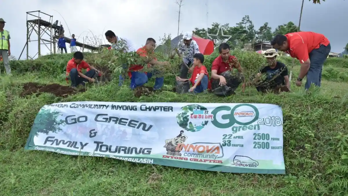 Foto - Komunitas Toyota Kijang Innova Rela Tanam Ribuan Pohon