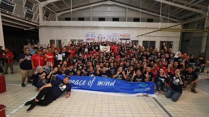 Foto - Komunitas Kijang Innova Tanam Ribuan Bibit Bakau Untuk Perayaan Ulang Tahun