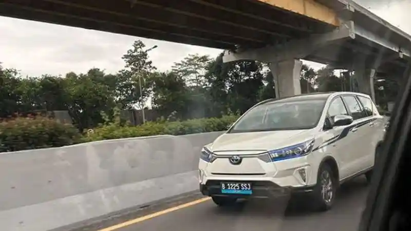 Berita - Setelah Hybrid, Terbitlah Toyota Innova EV?