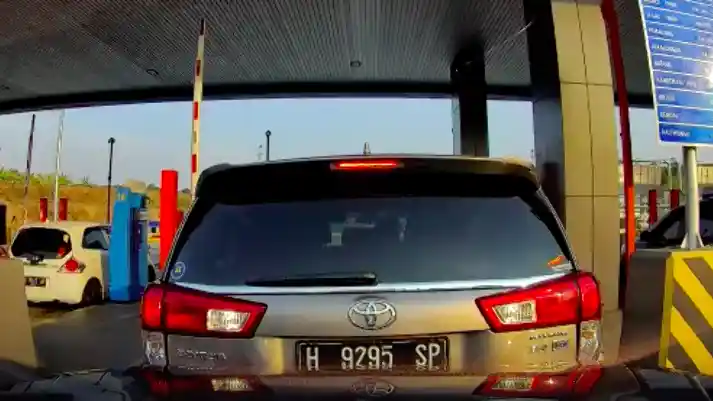 Berita - Innova Penyok Setelah Tabrak Almaz