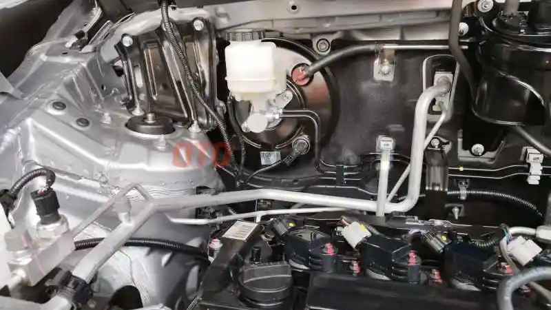 Foto - Toyota Kijang Innova Zenix Bensin dan Hybrid Punya Sistem Rem Beda. Simak Bagian ini 