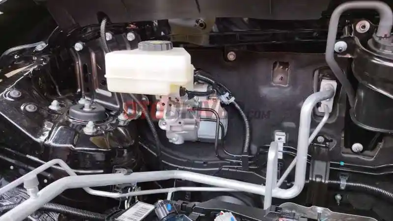 Foto - Toyota Kijang Innova Zenix Bensin dan Hybrid Punya Sistem Rem Beda. Simak Bagian ini 