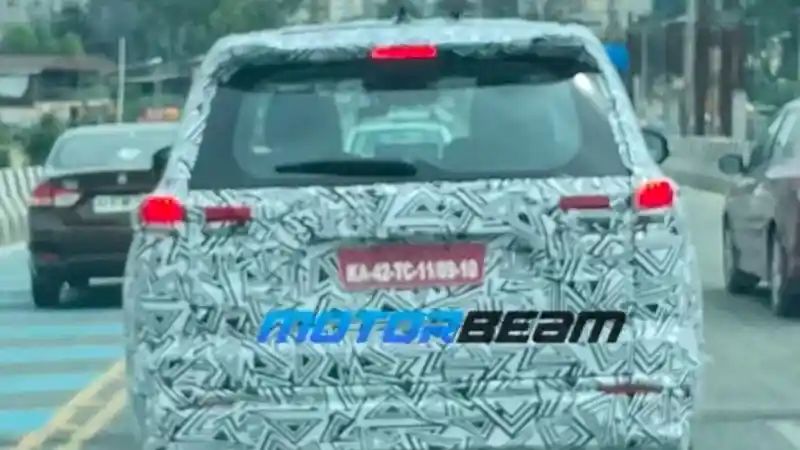 Foto - Innova Zenix Menampakkan Dirinya Di Jalanan Umum