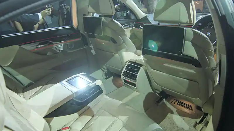 Foto - Inilah Yang Membedakan Dua Varian BMW Seri 7 Hingga Rp 410 juta